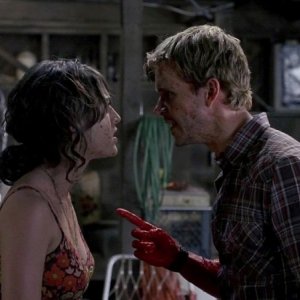 Lizzy Caplan e Ryan Kwanten in un'immagine gore dell'episodio To Love is to Bury della serie True Blood