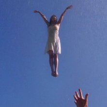 Lizzy Caplan in un'immagine da sogno dell'episodio To Love is to Bury della serie True Blood