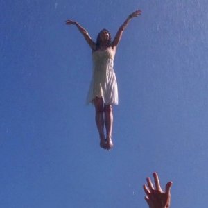 Lizzy Caplan in un'immagine da sogno dell'episodio To Love is to Bury della serie True Blood