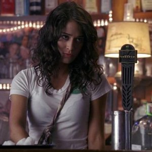 Lizzy Caplan in una foto dell'episodio To Love is to Bury della serie True Blood