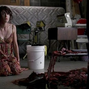 Lizzy Caplan in una scena dell'episodio To Love is to Bury della serie True Blood