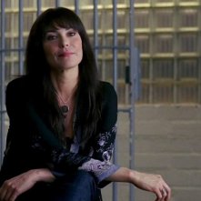 Michelle Forbes in una scena dell'episodio To Love is to Bury della serie tv True Blood