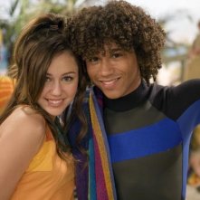 Miley Cyrus e Corbin Bleu in una foto dell'episodio We're All On This Date Together di Hannah Montana