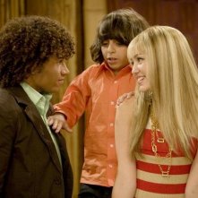 Miley Cyrus, Moises Arias e Corbin Bleu in una scena dell'episodio We're All On This Date Together di Hannah Montana