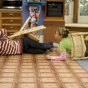 Mitchel Musso ed Emily Osment in una scena dell'episodio You Didn't Say It's Your Birthday di Hannah Montana