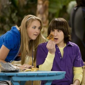 Mitchel Musso ed Emily Osment nell'episodio You Didn't Say It's Your Birthday di Hannah Montana