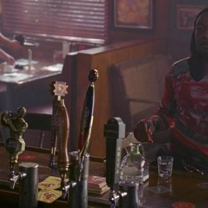 Nelsan Ellis in una scena dell'episodio To Love is to Bury della serie True Blood