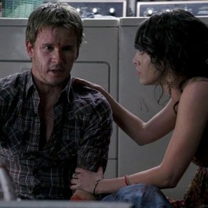 Ryan Kwanten e Lizzy Caplan in un'immagine dell'episodio To Love is to Bury della serie True Blood