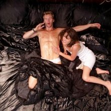 Ryan Kwanten e Lizzy Caplan in un'immagine dell'episodio To Love is to Bury della serie tv True Blood