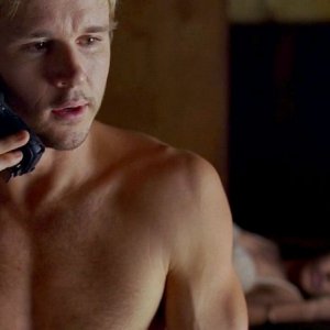 Ryan Kwanten in una scena dell'episodio To Love is to Bury della serie True Blood creata da Alan Ball