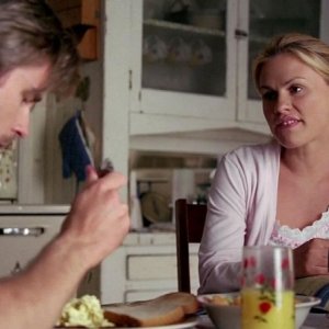 Sam Trammell e Anna Paquin in una scena dell'episodio To Love is to Bury della serie True Blood