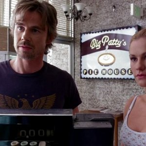Sam Trammell e Anna Paquin in una scena dell'episodio To Love is to Bury della serie True Blood creata da Alan Ball