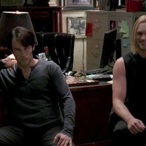 Stephen Moyer e Alexander Skarsgård in un'immagine dell'episodio To Love is to Bury della serie tv True Blood