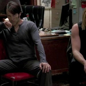 Stephen Moyer e Alexander Skarsgård in una scena dell'episodio To Love is to Bury della serie tv True Blood