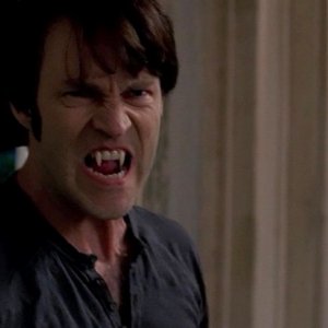 Stephen Moyer in una scena dell'episodio To Love is to Bury della serie tv True Blood