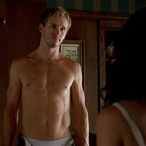 Un'immagine sexy di Ryan Kwanten dall'episodio To Love is to Bury della serie tv True Blood creata da Alan Ball