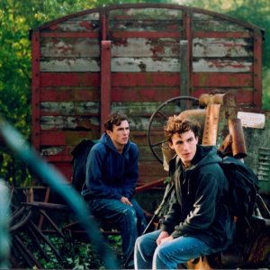 Victor e Alexandre Carril in una sequenza del film Donne-moi la main.