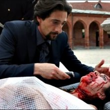 Adrien Brody con una vittima del serial killer Giallo nel film diretto da Dario Argento.