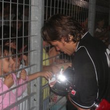 Barbato De Stefano firma autografi in occasione della Partita del Cuore della Nazionale Attori