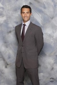 Jay Harrington è Ted in una foto promozionale di Better Off Ted
