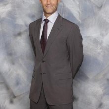 Jay Harrington è Ted in una foto promozionale di Better Off Ted