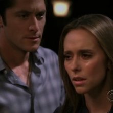 Jennifer Love Hewitt Con David Conrad In Una Sequenza Dell Episodio Threshold Di Ghost Whisperer Stagione 4 96935