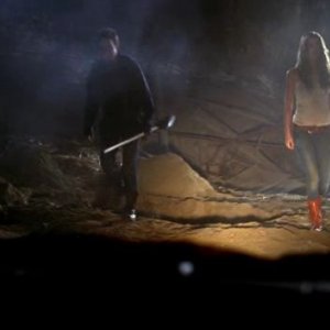 Summer Glau e Thomas Dekker in una scena dell'episodio Complication di The Sarah Connor Chronicles