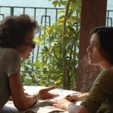 Giovanna Di Rauso e Anna Foglietta in una scena del film Se chiudi gli occhi