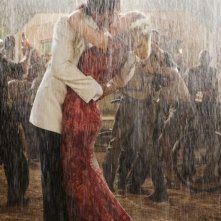 Hugh Jackman e Nicole Kidman in una romantica immagine del film Australia diretto da Baz Luhrmann