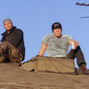 Tim McGraw e Jon Favreau in una scena della commedia Four Christmases
