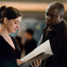Anne Hathaway e Andre Braugher in un'immagine del film Passengers - Mistero ad alta quota