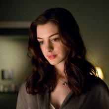 Anne Hathaway in una scena del film Passengers - Mistero ad alta quota