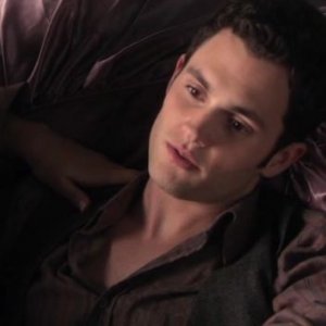 Dan, interpretato da Penn Badgley, nell'episodio 'La Torta ti fa bella' della prima stagione di Gossip Girl