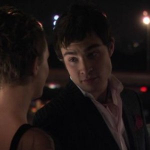 Di spalle Leighton Meester insieme a Ed Westwick nell'episodio 'Un Compleanno da ricordare' della prima stagione di Gossip Girl