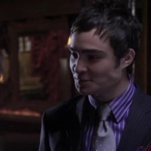 Ed Westwick in un momento dell'episodio 'Victor,Victrola' della prima stagione di Gossip Girl