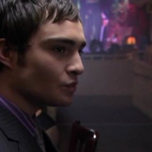 Ed Westwick in una scena dell'episodio 'Victor,Victrola' della prima stagione di Gossip Girl