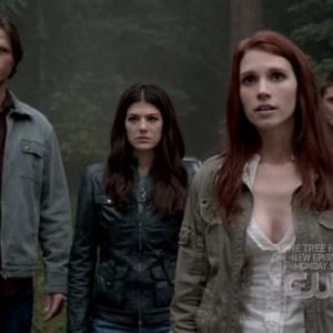 Genevieve Cortese, Julie McNiven, Jensen Ackles e Jared Padalecki nell'episodio 'Heaven and Hell' della quarta stagione di Supernatural