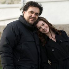 Il regista Rodrigo García e Anne Hathaway sul set del film Passengers - Mistero ad alta quota