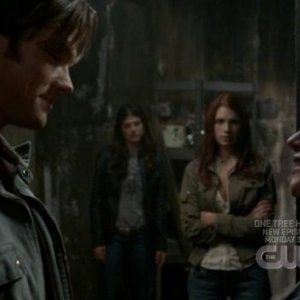 In primo piano Traci Dinwiddie e Jared Padalecki nell'episodio 'Heaven and Hell' della quarta stagione di Supernatural
