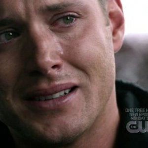 Jensen Ackles in una scena drammatica dell'episodio 'Heaven and Hell' della quarta stagione di Supernatural