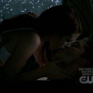 Julie McNiven e Jensen Ackles durante una scena dell'episodio 'Heaven and Hell' della quarta stagione di Supernatural
