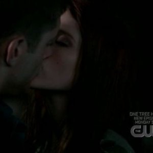 Julie McNiven e Jensen Ackles si scambiano un bacio nell'episodio 'Heaven and Hell' della quarta stagione di Supernatural
