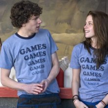 Kristen Stewart e Jesse Eisenberg in un'immagine del film Adventureland