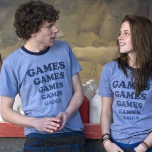 Kristen Stewart e Jesse Eisenberg in un'immagine del film Adventureland