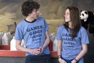 Kristen Stewart e Jesse Eisenberg in un'immagine del film Adventureland