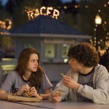 Kristen Stewart e Jesse Eisenberg in una scena del film Adventureland