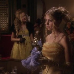 Taylor Momsen con Blake Lively nell'episodio ' The Handmaiden's Tale ' della prima stagione di Gossip Girl