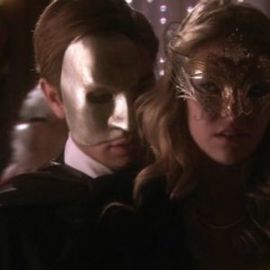 Taylor Momsen con Chace Crawford nell'episodio ' The Handmaiden's Tale ' della prima stagione di Gossip Girl
