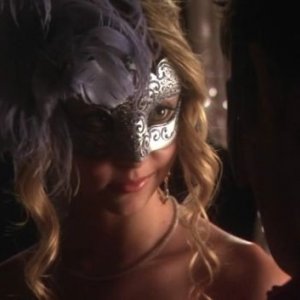 Taylor Momsen al ballo in maschera dell'episodio ' The Handmaiden's Tale ' della prima stagione di Gossip Girl