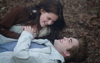 Una romantica immagine di Kristen Stewart e Robert Pattinson nel film Twilight